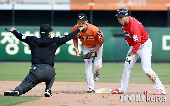 심판의 세이프, 비디오 판독 후 아웃!