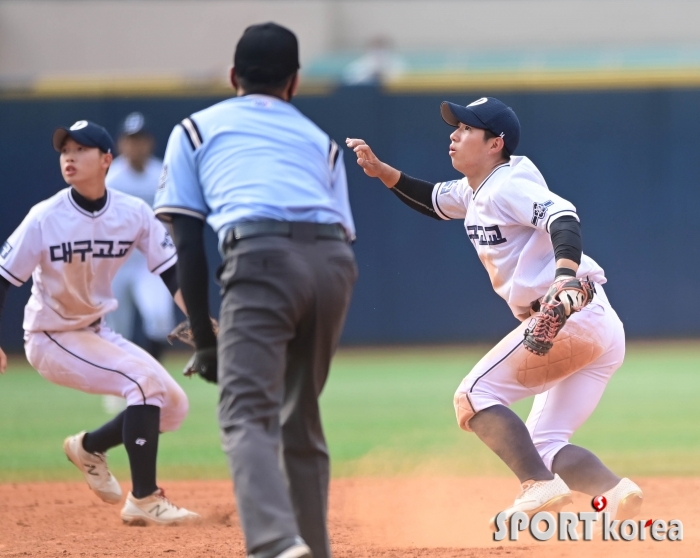 이승민 `송구 방향이 이상해`