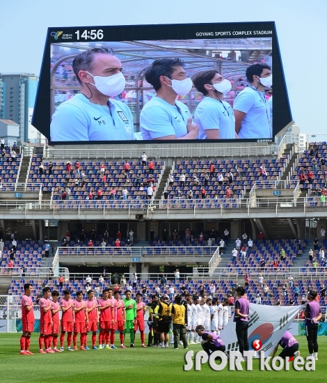 애국가 제창하는 한국 축구대표팀