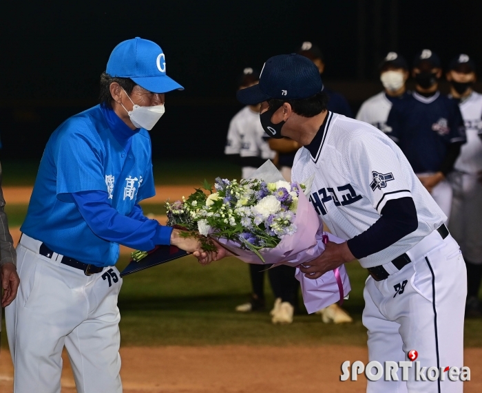 손경호 감독의 축하 받는 강릉고 최재호 감독