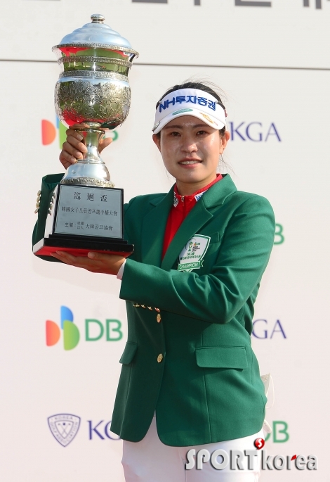 박민지 `한국여자오픈 우승 트로피 들고`