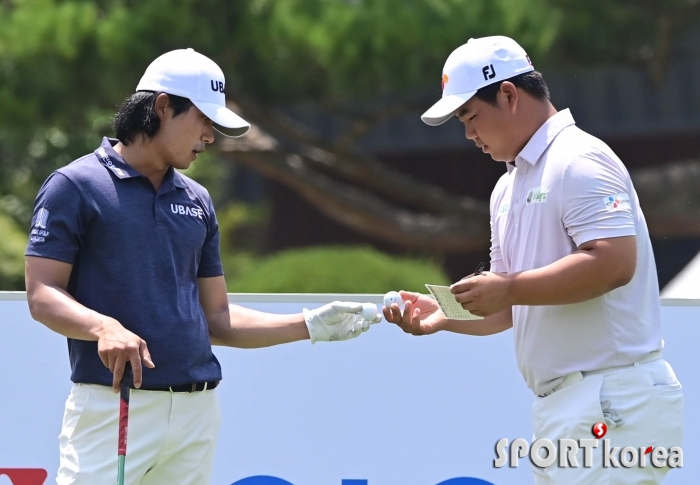 박은신-김주형 `4R 앞두고 볼 확인 먼저`