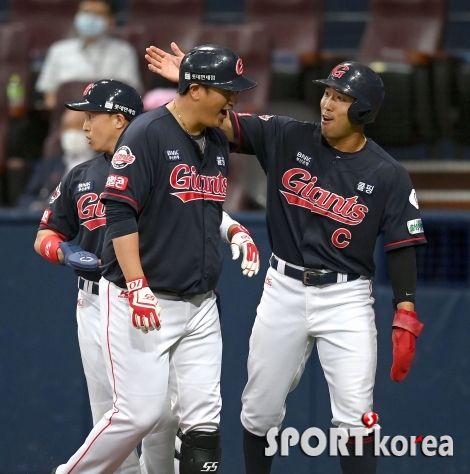 이대호, KBO 9호 13년 연속 두 자릿 수 홈런