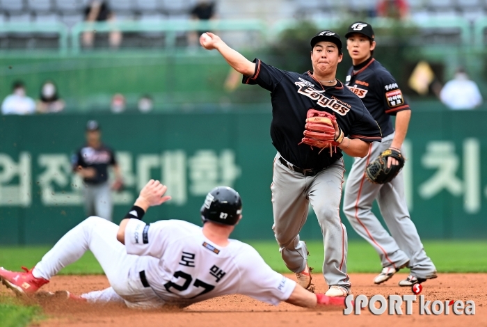 노시환, 병살 플레이로 수비 시프트 성공!