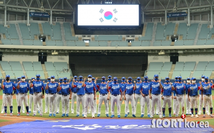 태극기 앞에서 파이팅 외치는 한국 야구대표팀