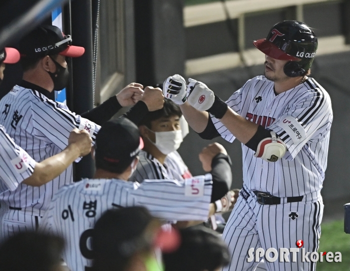 류지현 감독의 축하 받는 이형종