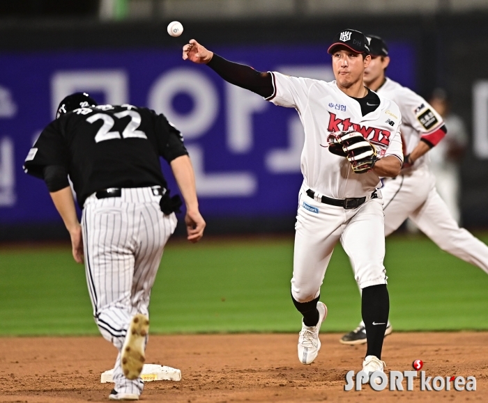 황재균 `보어 완벽히 막은 병살 처리`