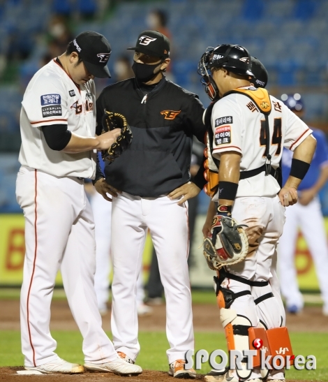 3회초 위기를 맞는 한화 김민우 투수