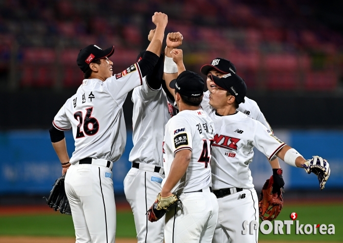 kt, LG를 상대로 8-1로 승리하며 1위 수성!