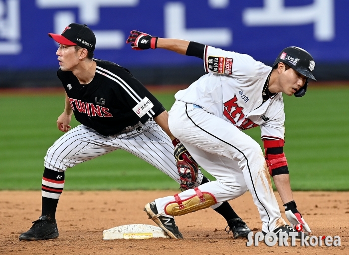 심우준, 안타 치고 실책으로 2루까지~