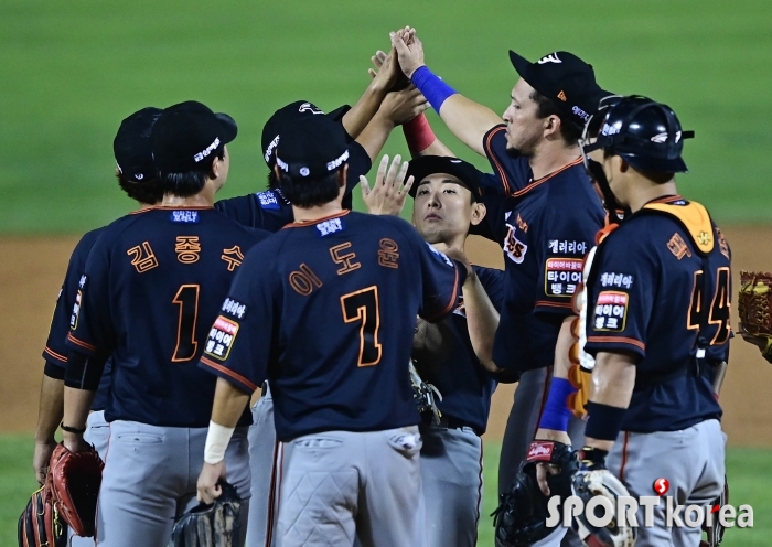 한화, 막강 화력으로 두산에 11-3 대승