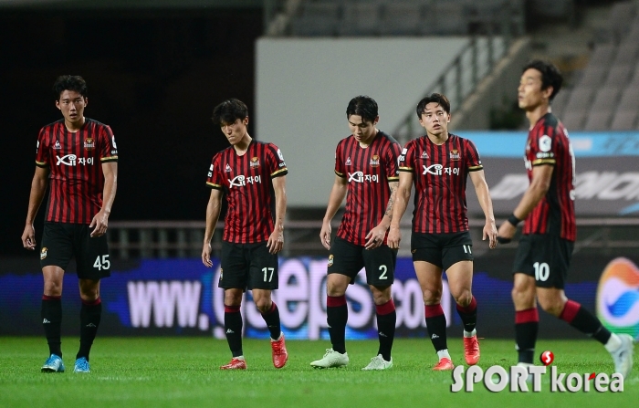 고개 숙인 FC 서울