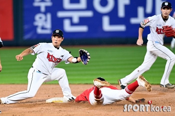 박경수, 2루 도루를 막을 수가 없네