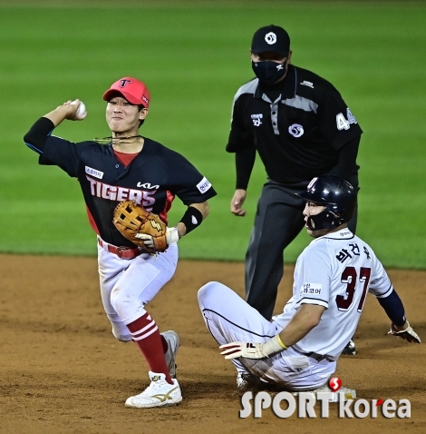 박찬호 `페르난데스 잡는 병살처리`