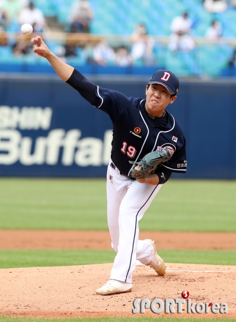 두산 선발 김민규의 힘찬 투구!