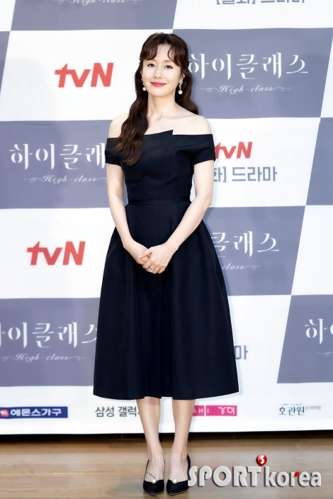 김지수, 우아한 블랙 드레스