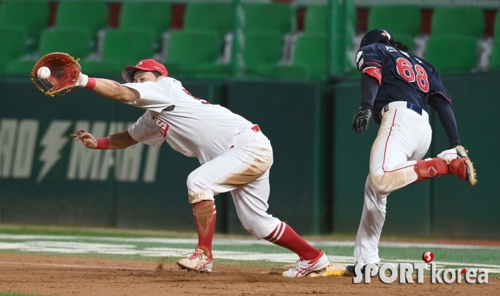 신용수 `기습 번트 안타`