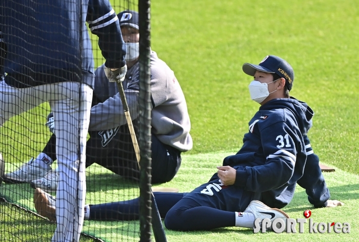 정수빈 `몸을 확실히 풀어야지`