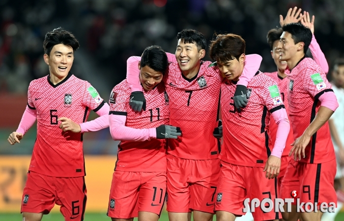 한국, 황희찬의 선제골로 1-0