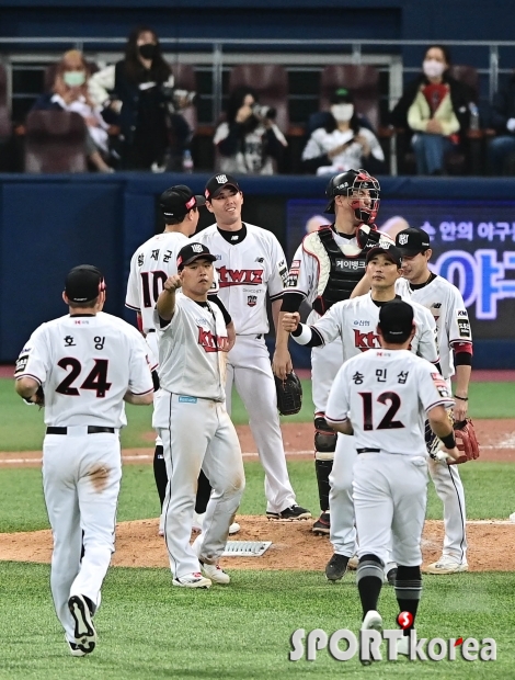 KT, 두산 4-2로 잡고 한국시리즈 첫 승리