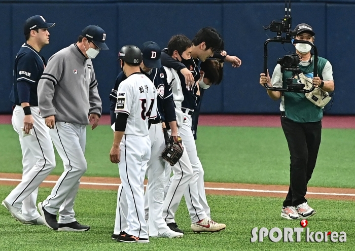 타구에 맞고 부축 받는 곽빈