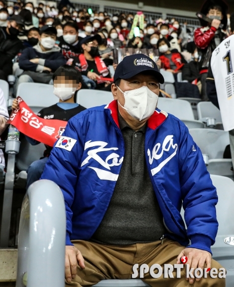 윤석열 국민의힘 대선후보 `관중석에서 야구팬들과 함께~`