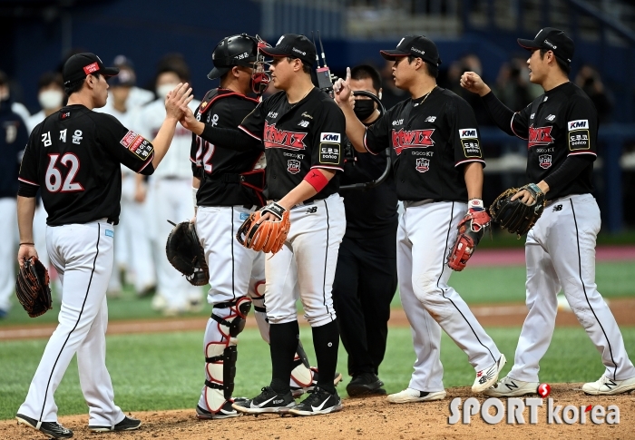 KT, 두산 꺾고 한국시리즈 3연승!