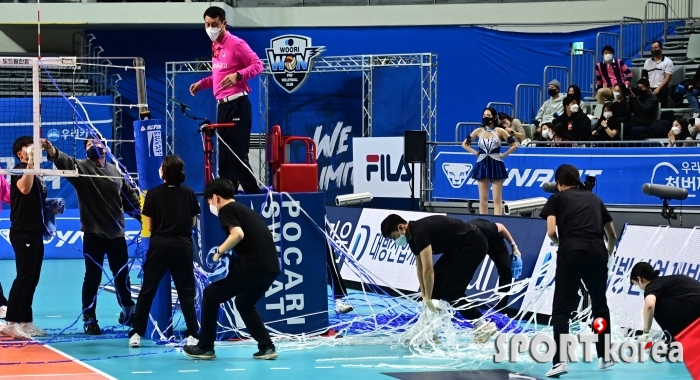 비디오 판독에 철수되는 승리 축포