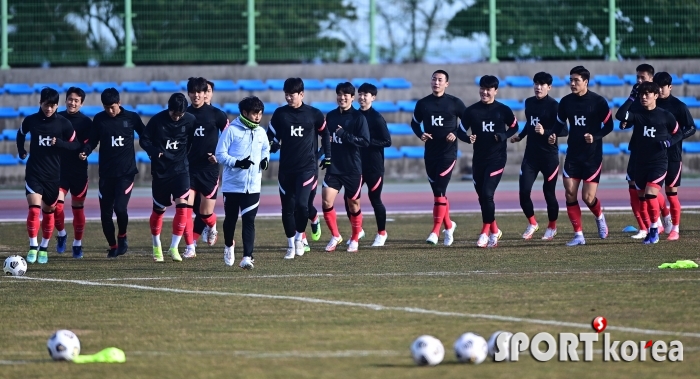 U-23 축구대표팀 `밝은 분위기로 훈련 시작`