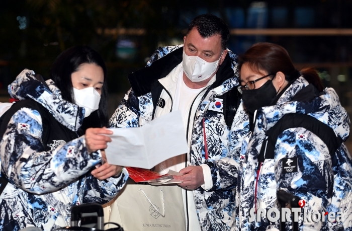 출국 준비에 바쁜 오서 코치