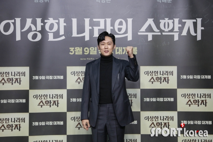 박병은 `수줍은 파이팅`