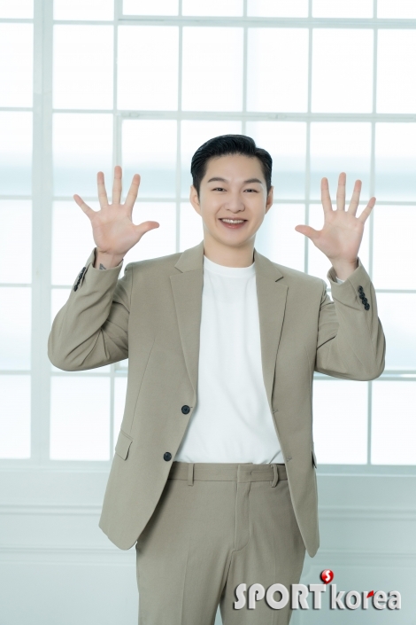 비투비(BTOB) 이창섭 `10주년 맞은 웃음`