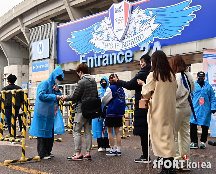 방역패스 중단으로 QR코드 없이 축구장 입장