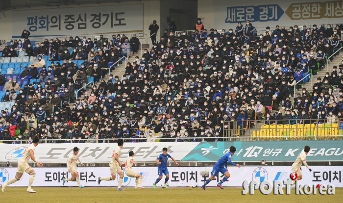 방역패스 중단 후 처음 축구장 찾은 관중들