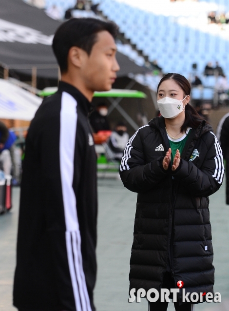 유영 `입장하는 선수들 향한 박수`