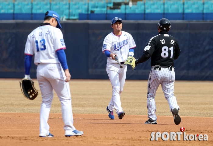 삼성 2루수 김상수, 배트 여기 있습니다~