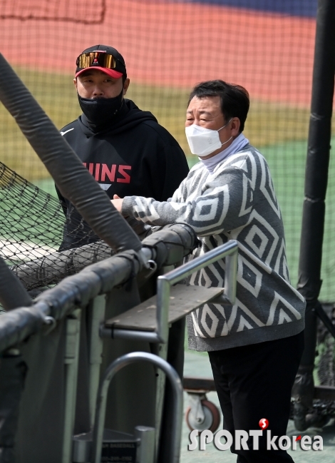 차명석 단장과 이호준 코치의 대화