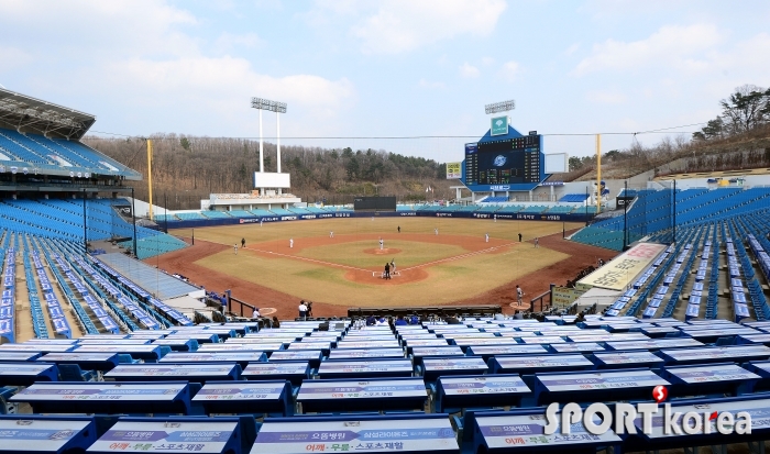 무관중으로 펼쳐진 프로야구 시범경기