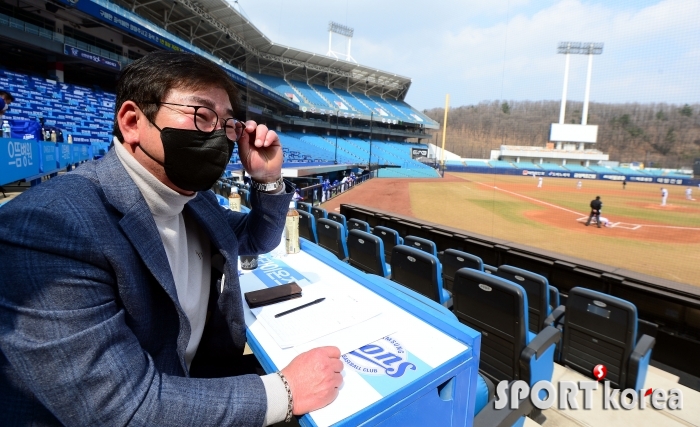 류중일 국가대표팀 감독 `매의 눈으로 분석중~`