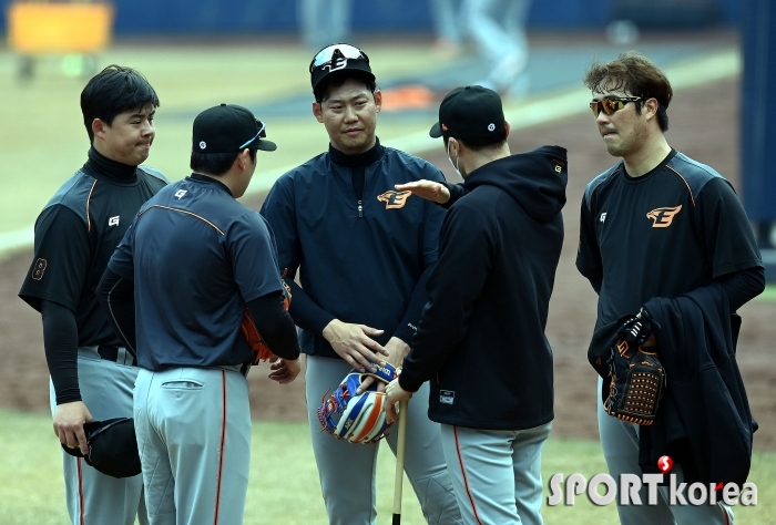 시즌 첫 시범경기에 각오를 다지는 한화!