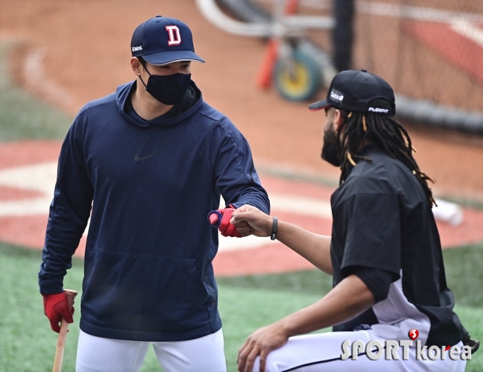 라모스와 주먹 인사하는 김재환