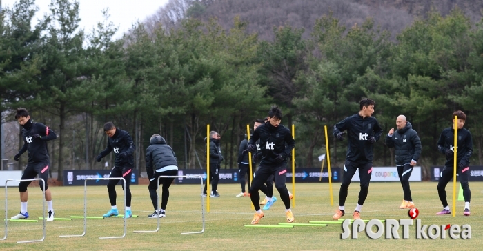 꽃샘 추위에 훈련 시작하는 축구대표팀