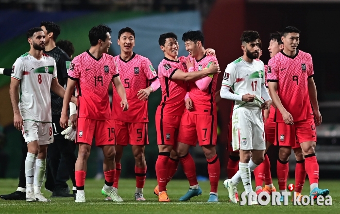 한국, 이란에 2-0으로 완벽한 승리