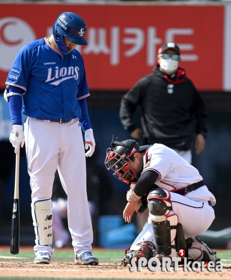 김준태, 파울 타구 맞고 교체