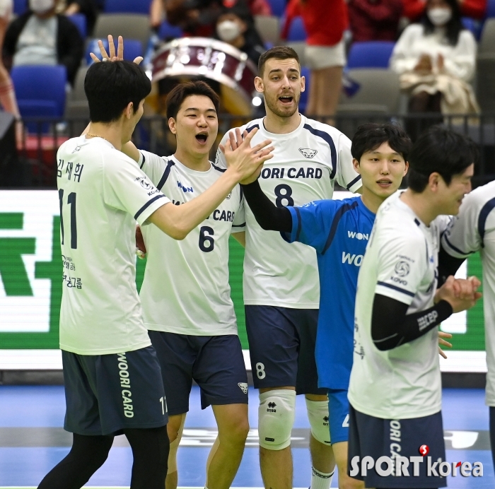 우리카드, 레오 맹활약에 3위 확정