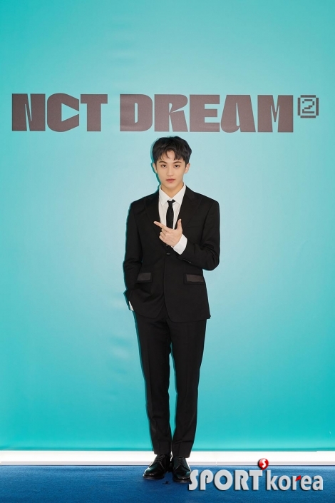 NCT드림 마크 `블랙 슈트 살리는 미소`