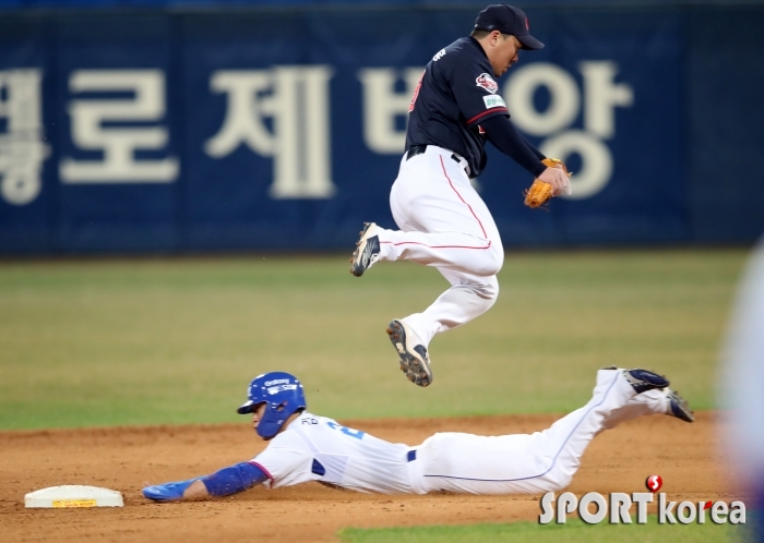 기습 도루에 성공하는 삼성 김재혁~