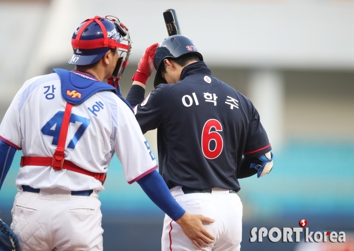 삼성 강민호 포수, 이학주 반가와~