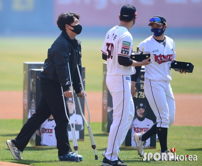 강백호 `목발 짚었지만 우승반지에 싱글벙글`