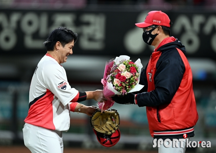 김선빈, 김종국 감독님 첫 승을 축하드려요!